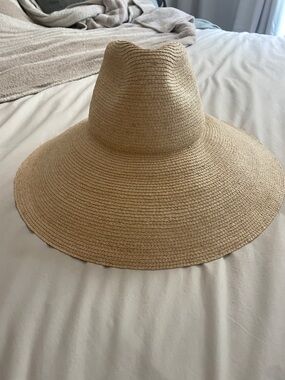 Janessa Leone Tinsley hat